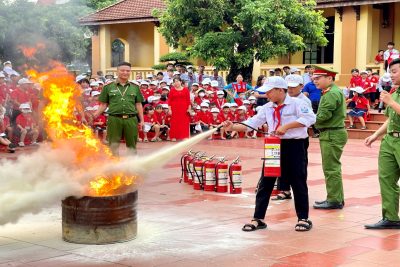 Ra mắt mô hình “cổng trường An toàn giao thông” tại trường Tiểu học Trực Cường và tuyên truyền, phổ biến pháp luật, kiến thức về an toàn giao thông, phòng chống ma túy, phòng cháy chữa cháy.