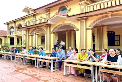 Ra mắt mô hình “cổng trường An toàn giao thông” tại trường Tiểu học Trực Cường và tuyên truyền, phổ biến pháp luật, kiến thức về an toàn giao thông, phòng chống ma túy, phòng cháy chữa cháy.