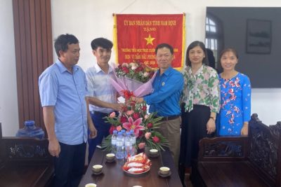 Liên đoàn Lao động huyện Trực Ninh thăm và tặng quà Nhà trường nhân  ngày nhà giáo Việt Nam 20/11!_ Trường Tiểu học Trực Cường